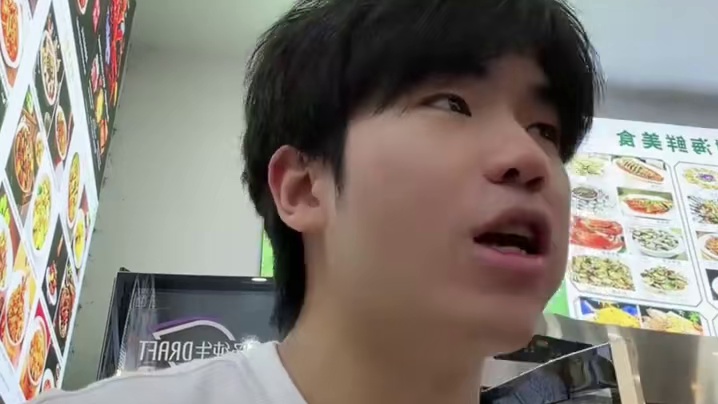 花海被粉丝“护航”惊险撤离！在外旅游的朋友也要注意安全！