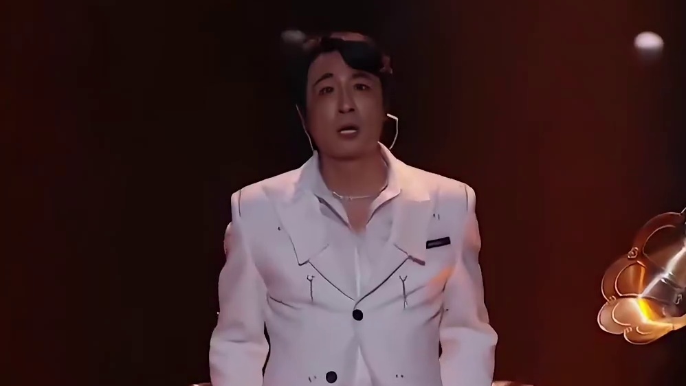 白西装和舞台适配度真绝了，这谁看了能不迷糊啊？