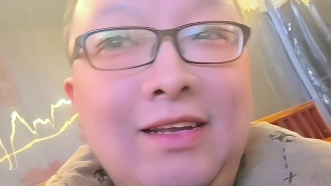 绝迹户外吃饭碰到白鲨队员，白鲨点的淀粉肠还上到绝迹桌了，太无敌了节目效果爆炸！