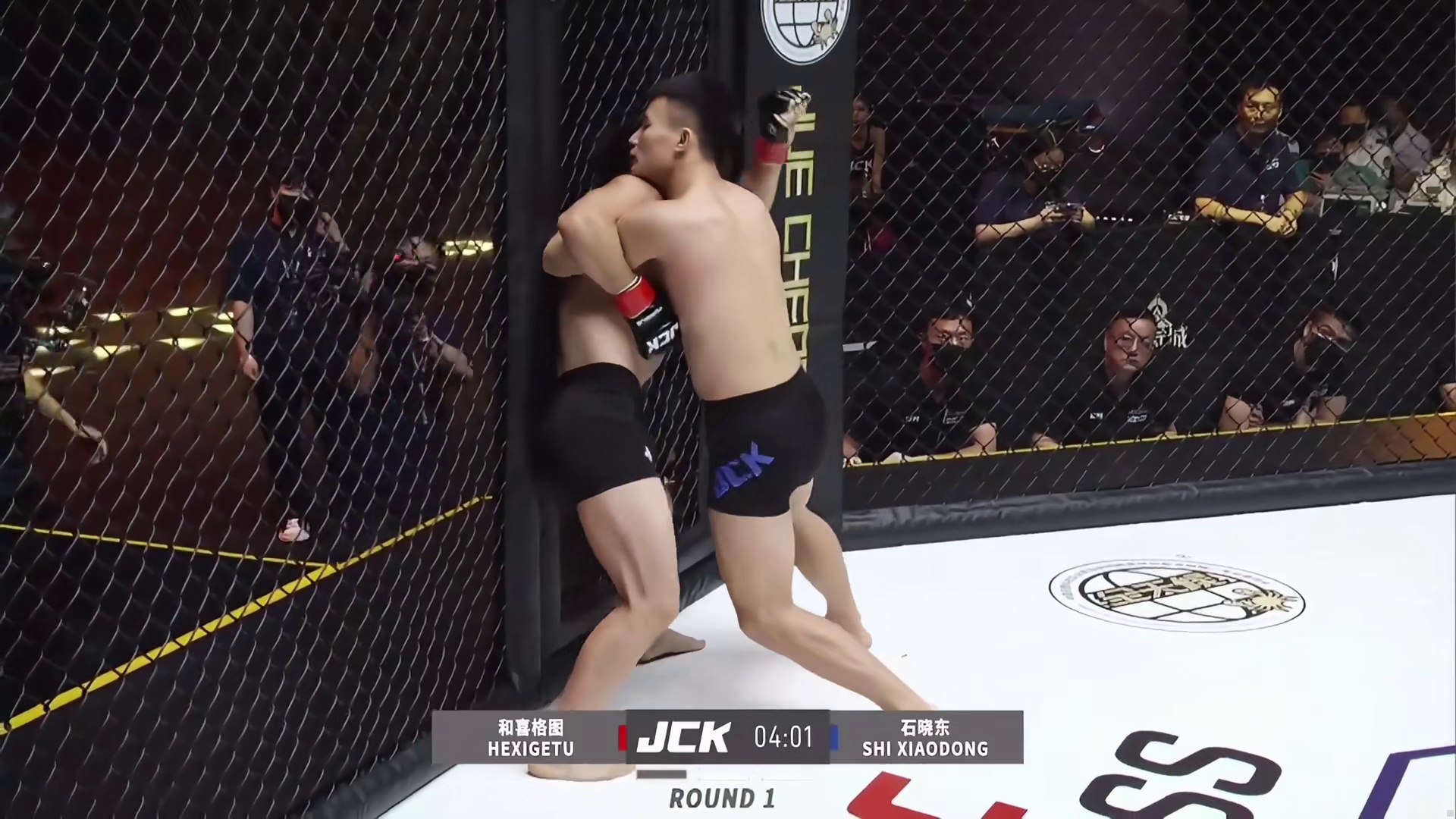 李景亮师弟和喜格图，在赛前嚣张跋扈，结果被苗族小将重拳暴揍KO