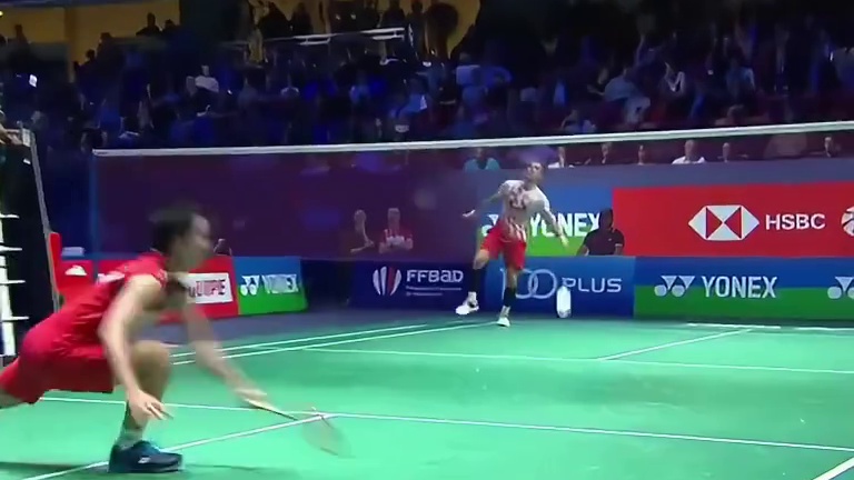 激怒19年的桃田，不仅被做俯卧撑回敬，更是打出4分惨案