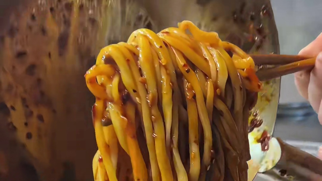 西安街头，手工剁椒面