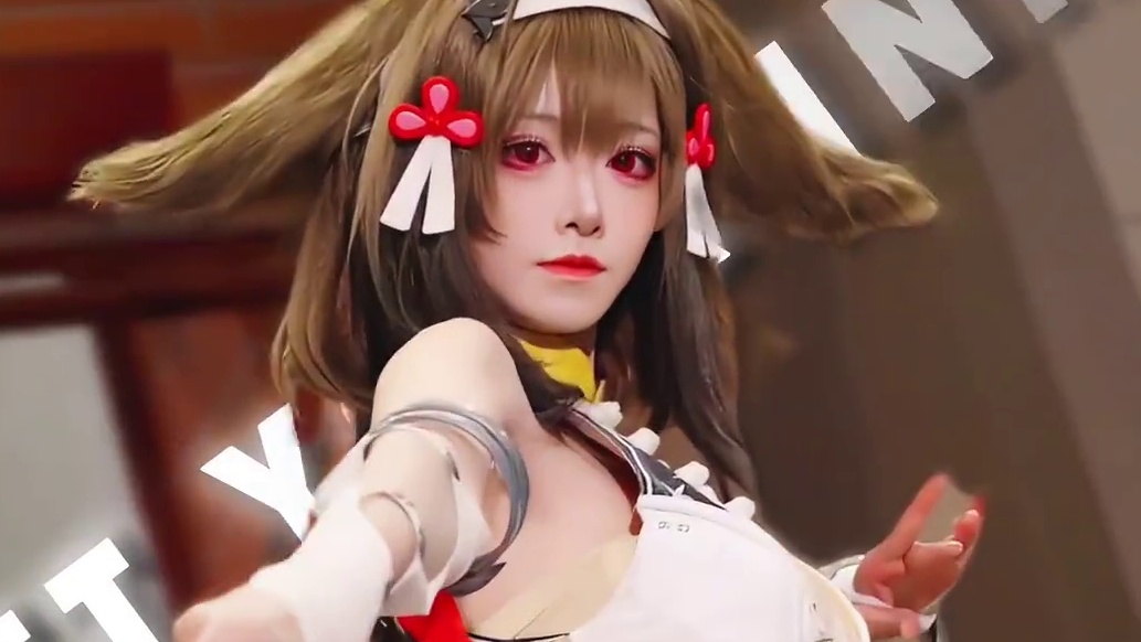 当我尝试让coser还原游戏动作顺便让她转成了陀螺