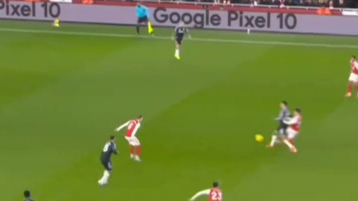 马丁内斯快速将球扑出