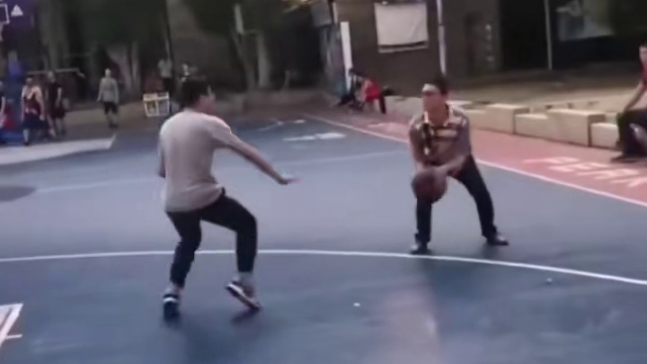 他们这是花式投篮吗？#篮球