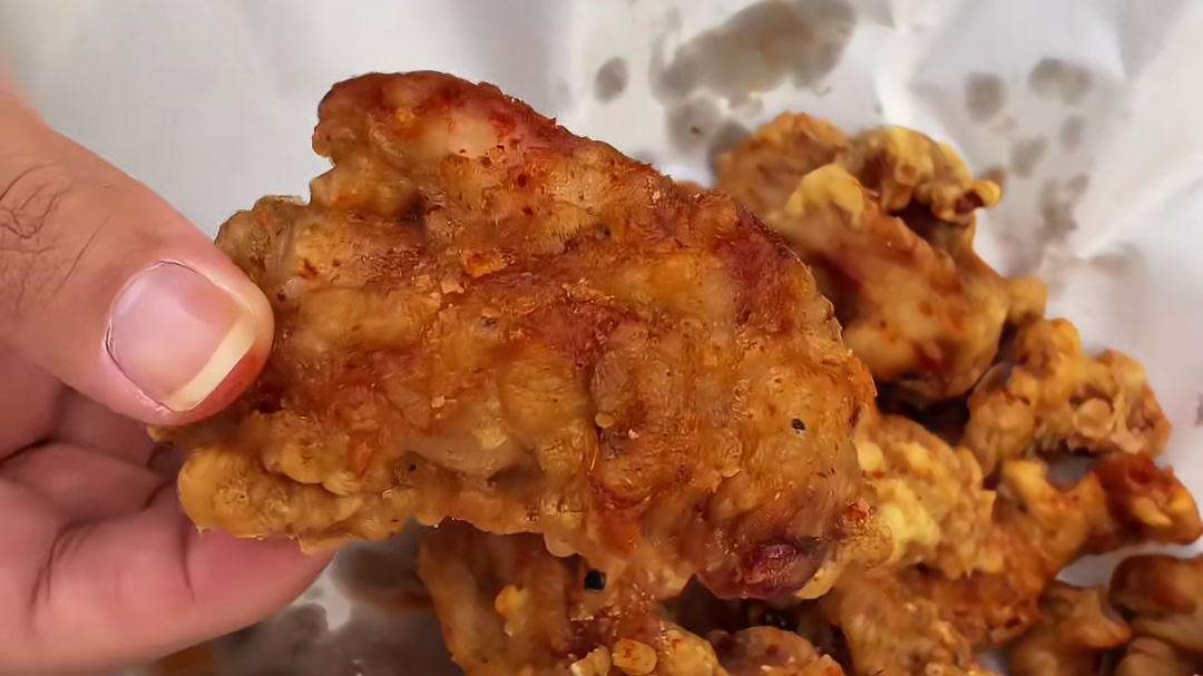 在青岛吃到了博山炸肉 炸的很酥脆，表面有花椒孜然，咬下去麻麻的非常香