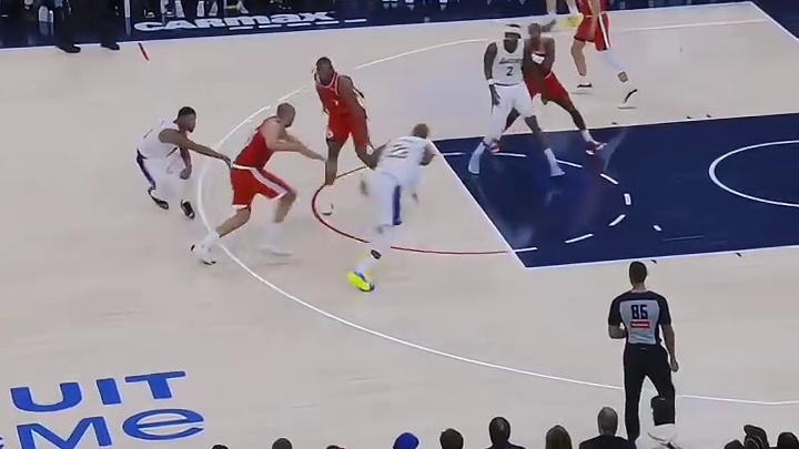 依旧詹皇 詹姆斯28中15空砍36分4篮板3助攻2抢断 湖人88-103不敌快船