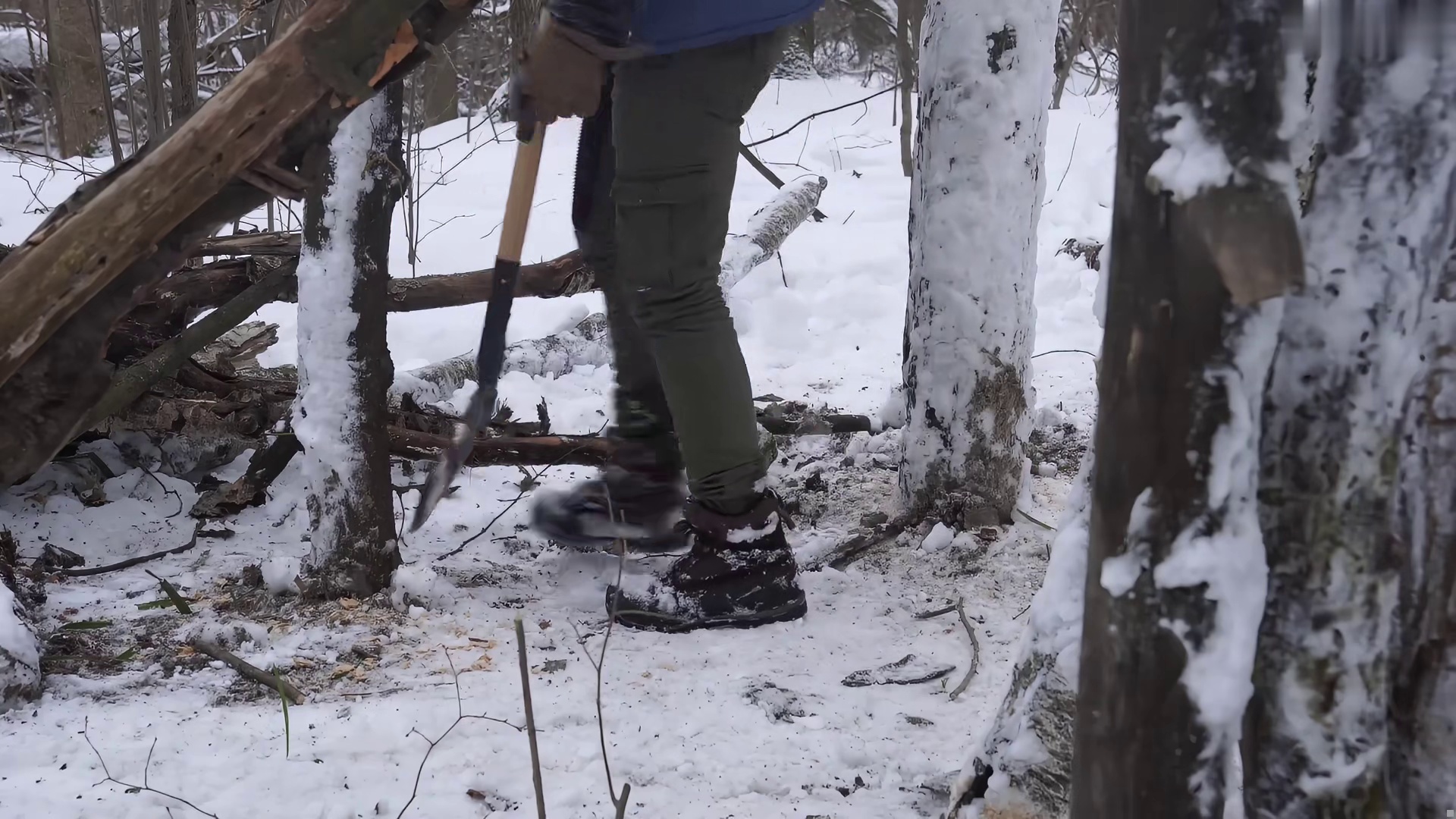 解压-雪地建造 “翻山越岭，老高在雪中搭建温暖庇护所” (1)