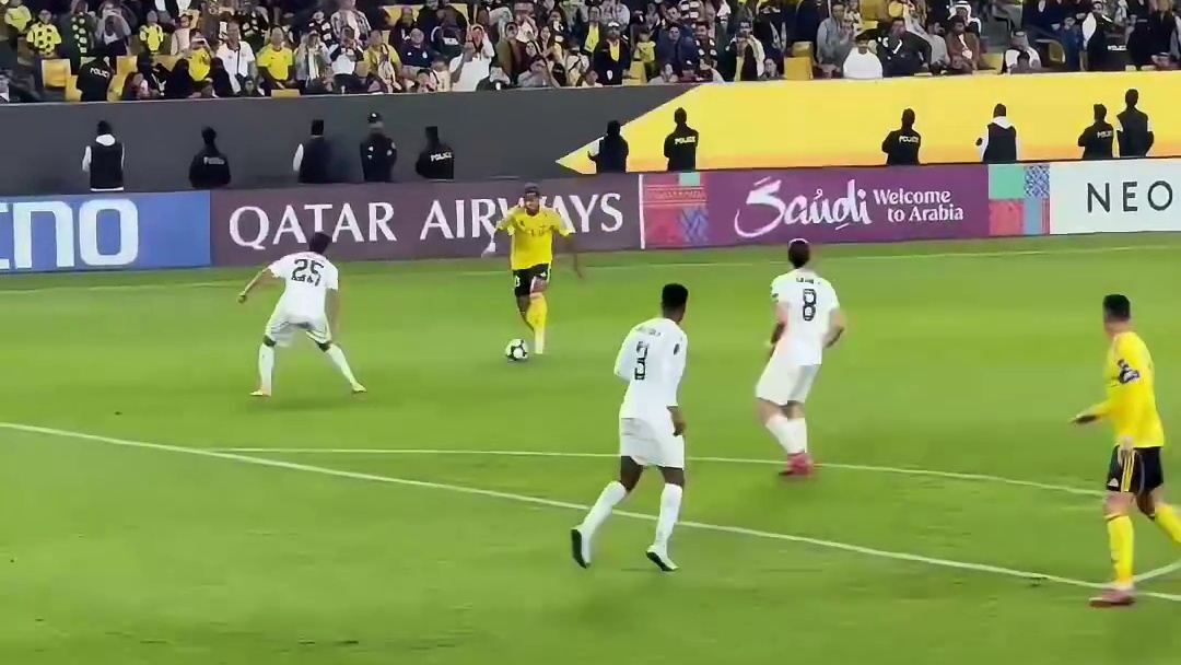 队友一顿操作猛如虎，奈何我罗一脚解围