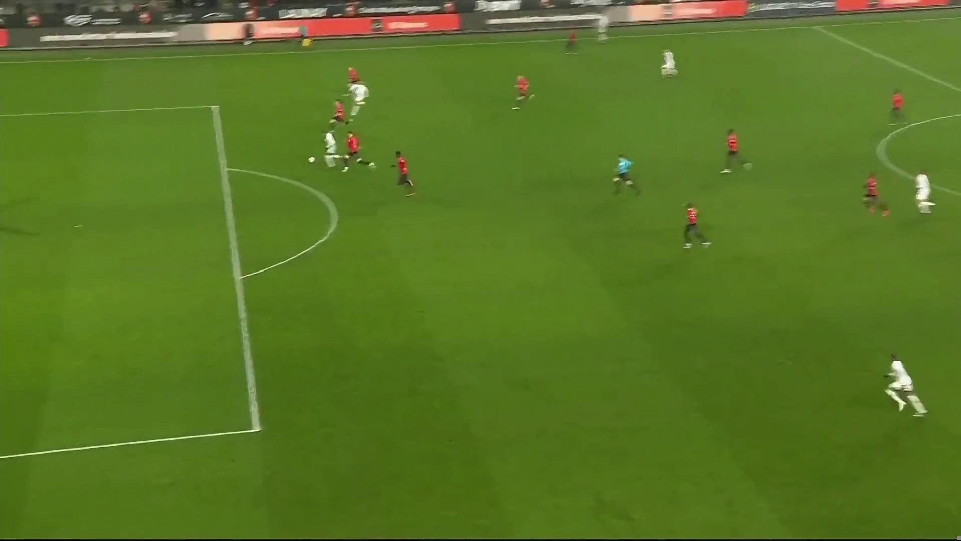 一个踢后腰，一个踢左后卫，两人相依为命