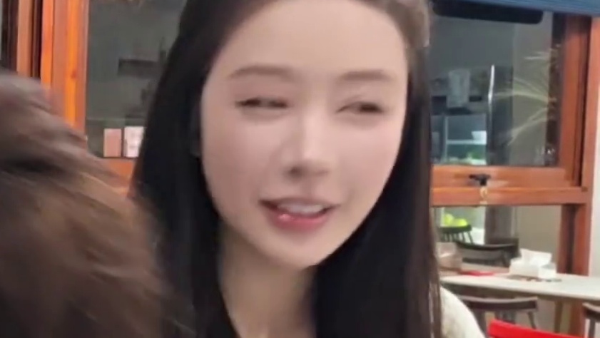 酷酷又开始检查穿搭了，只能说项链很白