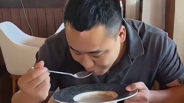 他爸：没有你爱吃的菜我再给你炒俩