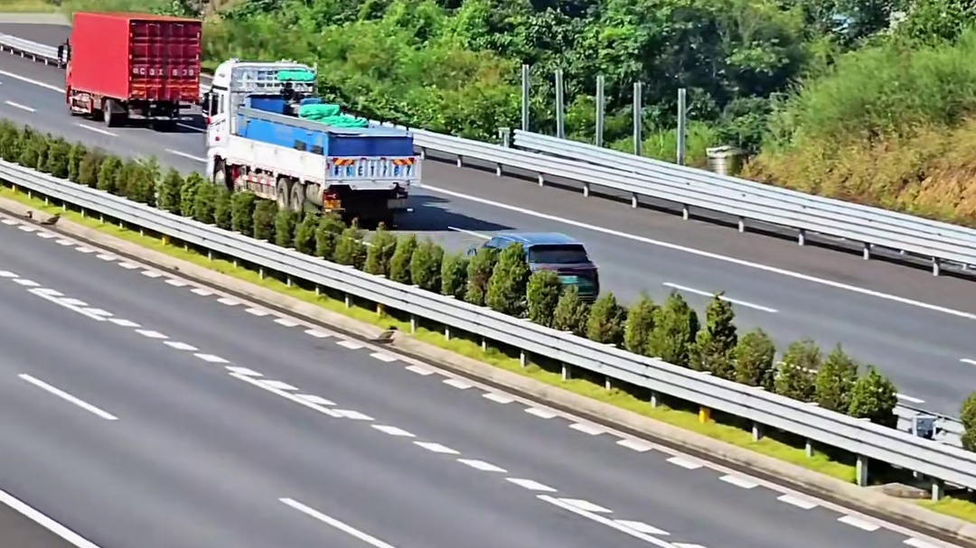 天上的飞机陆地上的解放J7满载一车缺氧的鱼儿 由杭广线网红车神阳机长驾驶启动