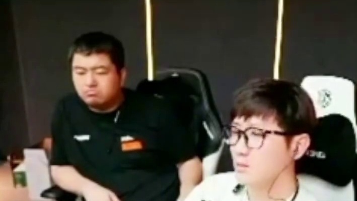 小威突破大帅在后面对着他猛扫，红旗：“大帅你给xv打亖得了呗！”太搞笑了哈哈哈哈