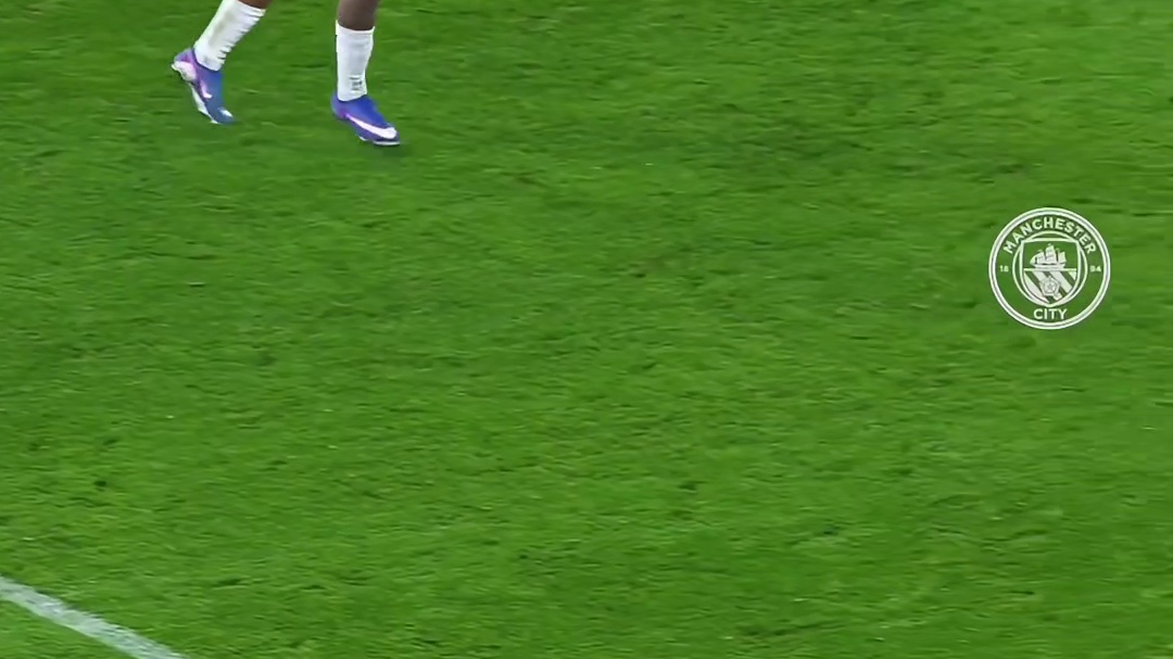 倒地就只能拱手让球？B席用一次逆天操作，给出最霸气的答案