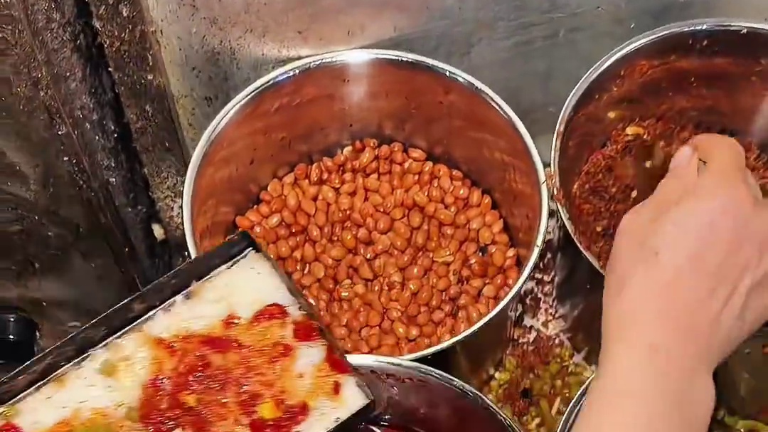 贵州特色小吃锅巴，6块一个，别的地方没见过