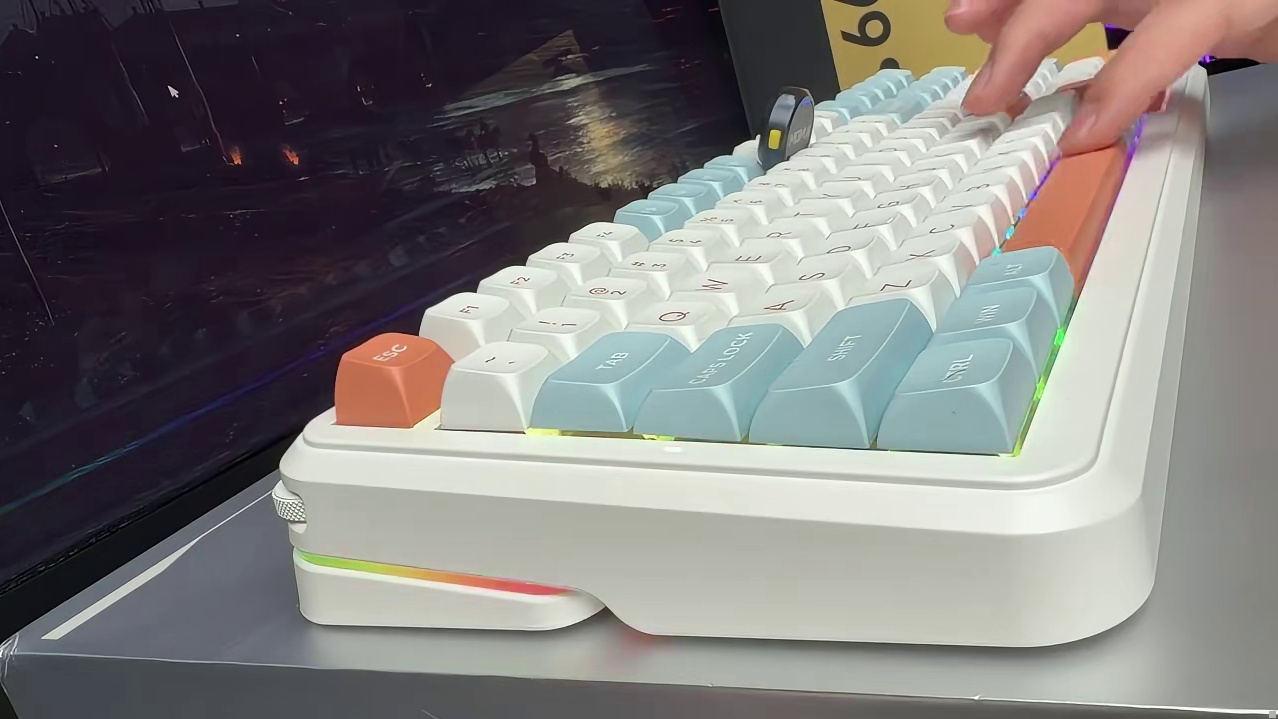 一把键盘就能搞定游戏办公等多场景，迈从K99V3机械键盘。