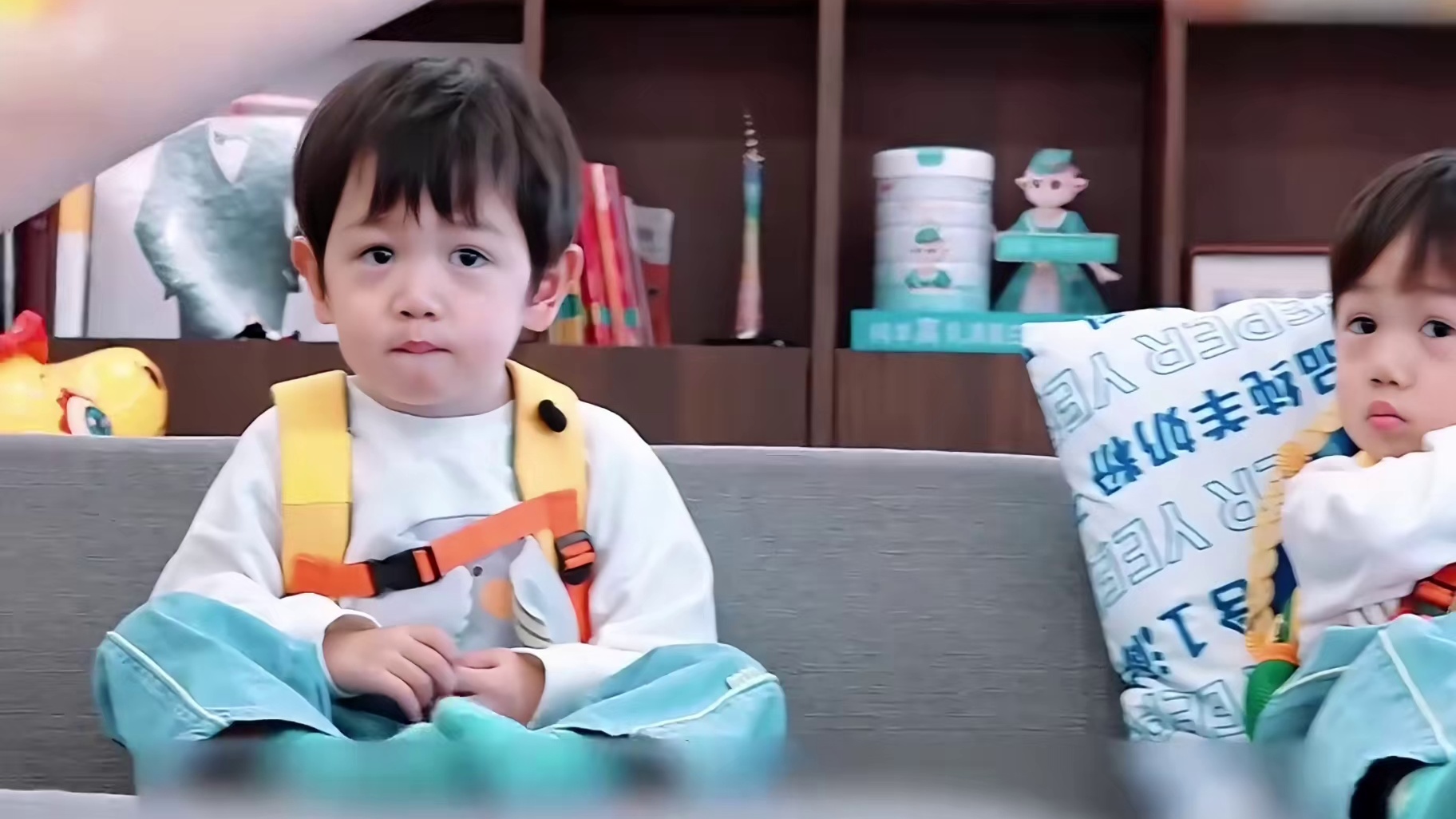 妈妈故意给孩子涂上黑眼圈，只为告诫他们要遵守约定