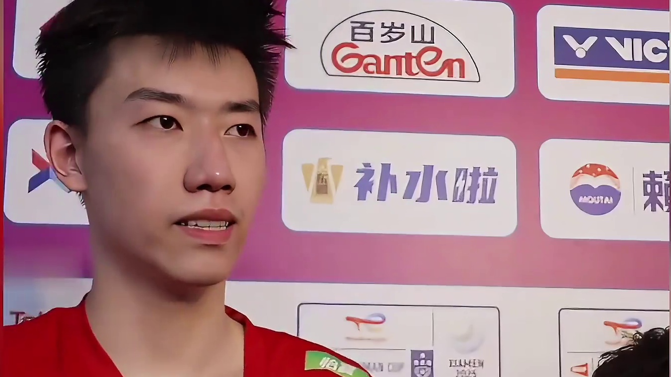 解气！冯彦哲咬牙切齿的复仇大战！中国3比0日本， 强势挺进2025年苏迪曼杯决赛！