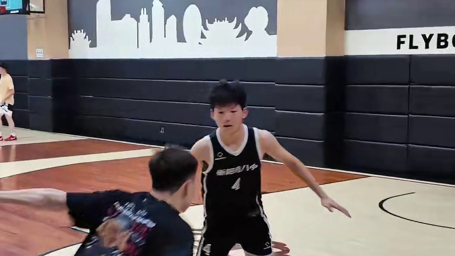 百试百灵的过人技 不同的是一个有对抗一个没对抗 相同的是结果