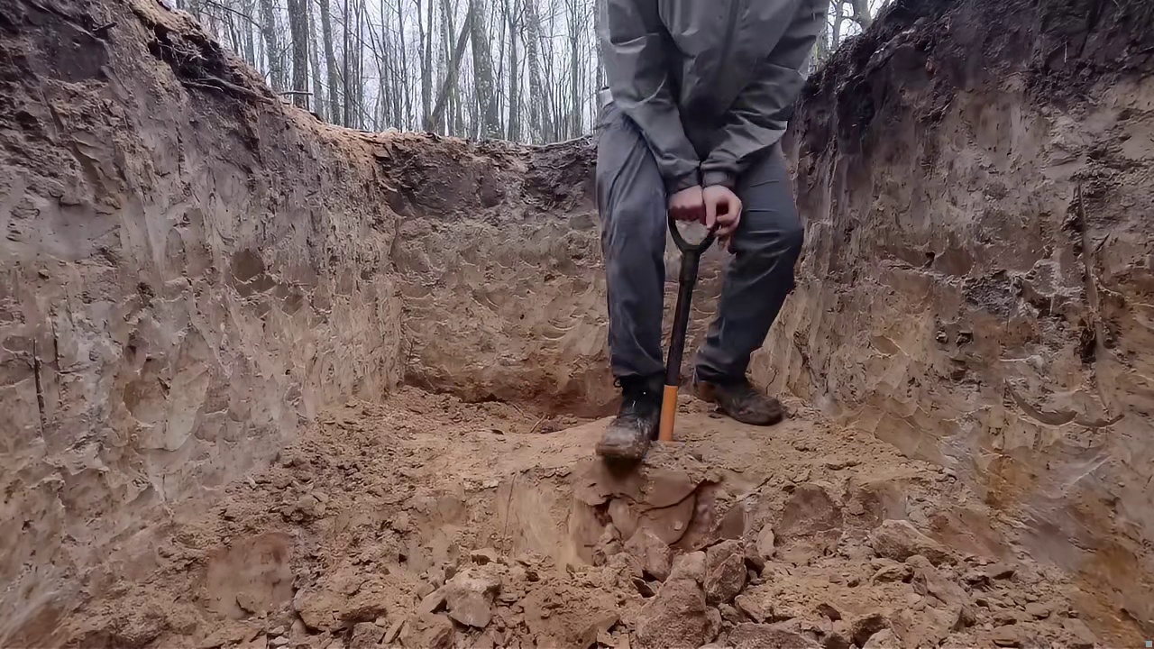 第1集：荒无人烟的野外，男人给自己搭建了舒适的荒野小屋
