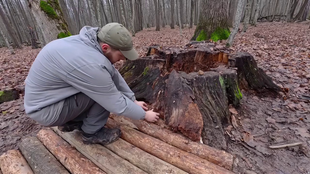 第2集：荒无人烟的野外，男人给自己搭建了舒适的荒野小屋