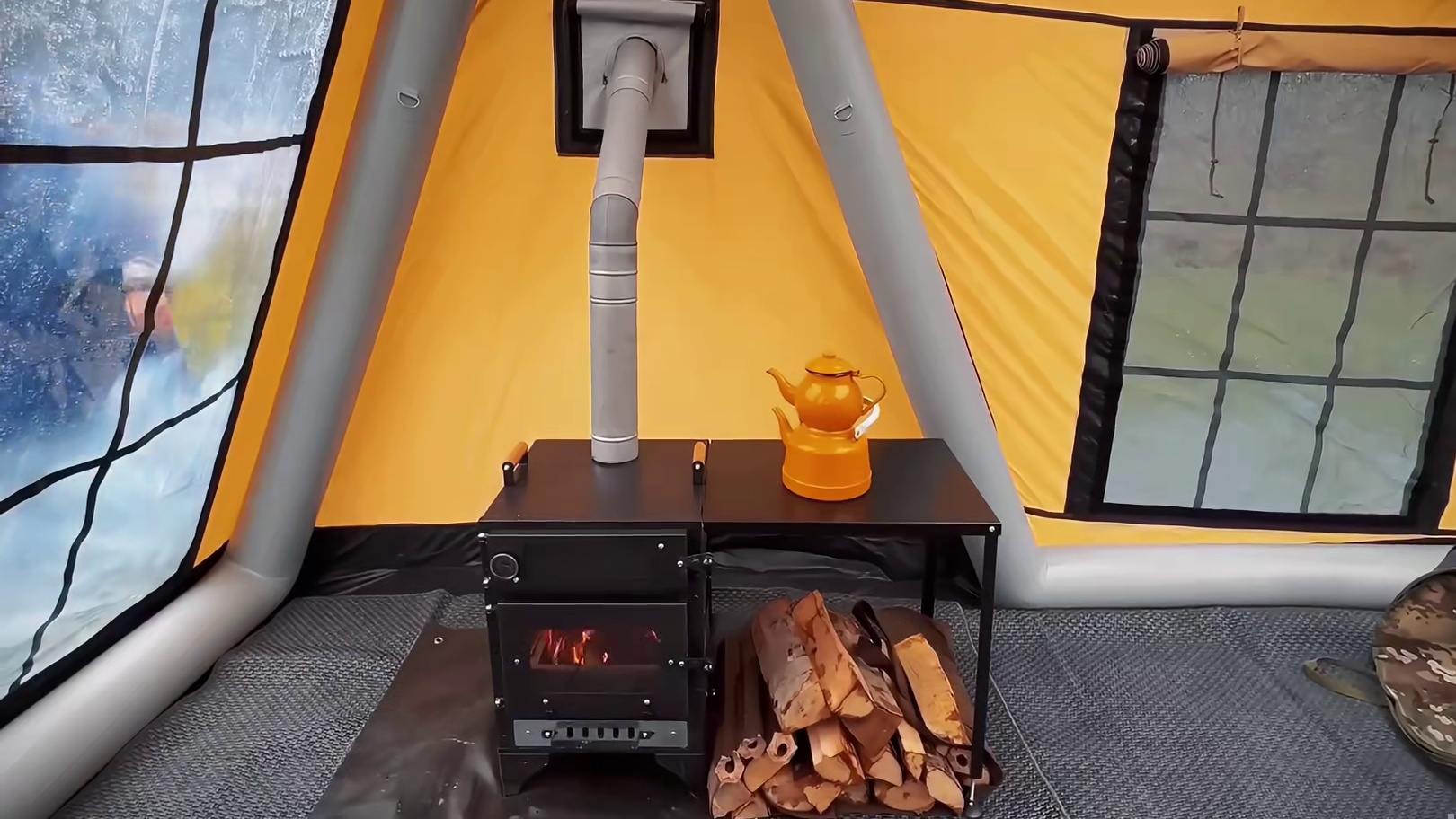 第1集：男人驾驶越野车到户外草地露营，遭遇暴风雨，搭建帐篷过夜