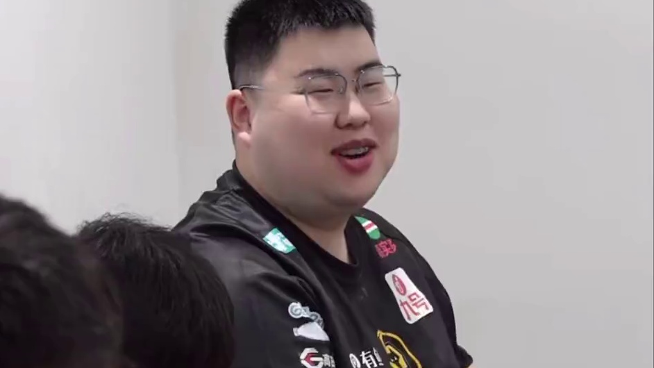 小胖4年1.2亿正式加盟北京JDG！下赛季将联手无畏打爆全联盟 #