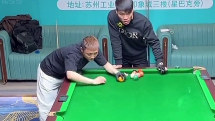 苏A摆地摊儿被暴击