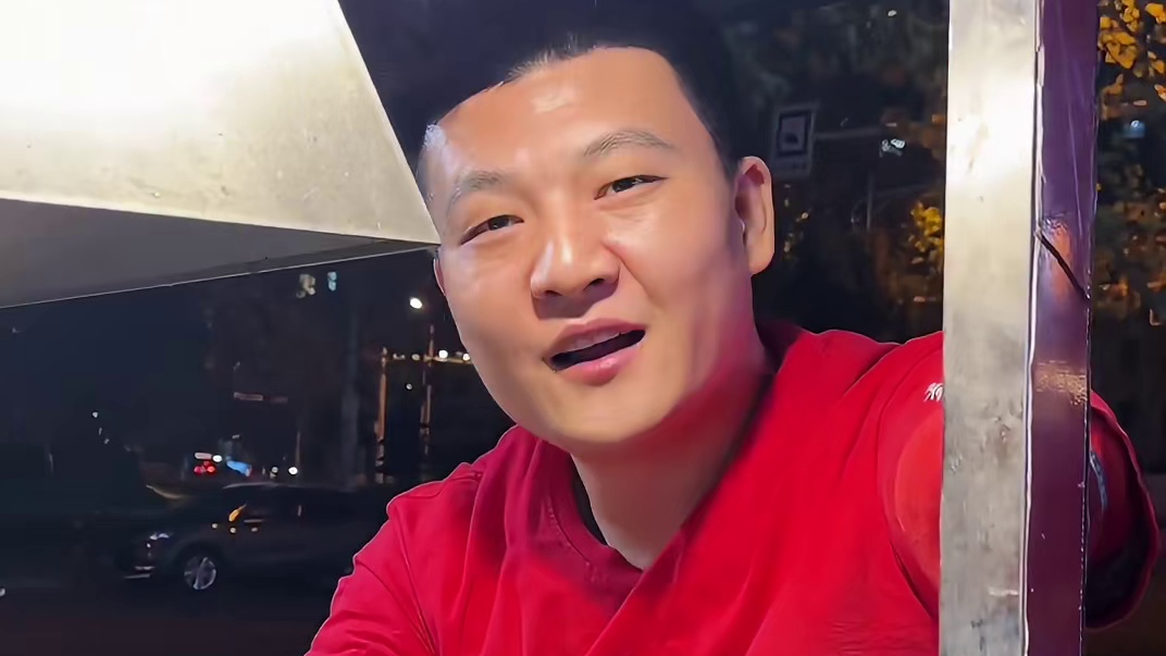 长沙街头，牛肉蛋炒饭，超级香 米饭粒粒分明，老板用的是12一斤的蛋炒饭专用米。