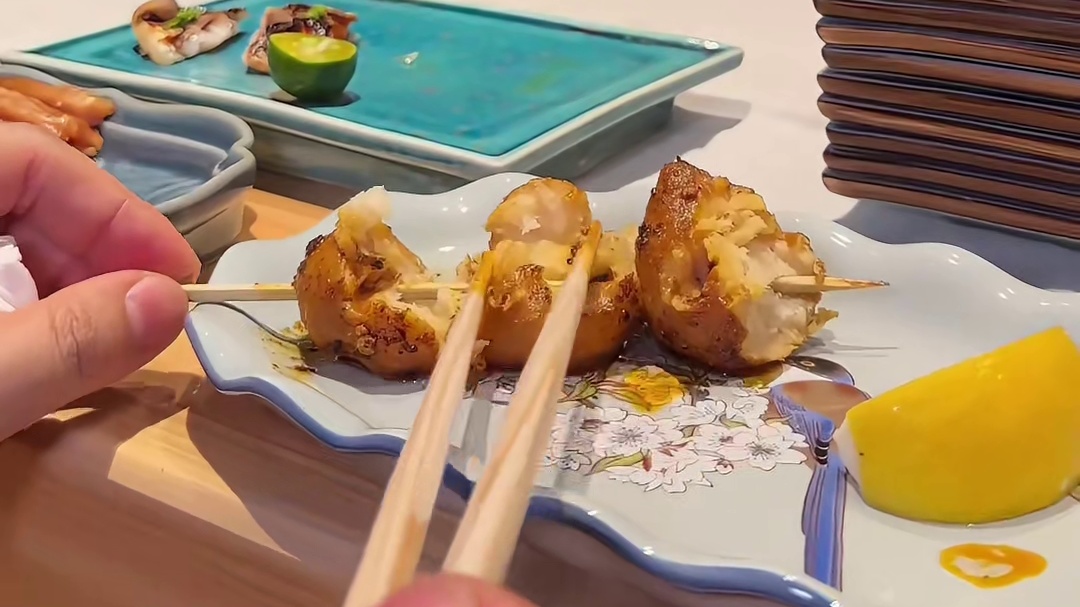 这家烧鸟是真挚的！从原材料到料理的出品都很用心。大将们都剃了光头，他们说是追求匠人精神的表现