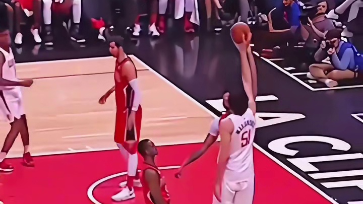 博班巨掌控球，浓眉顿显娇小