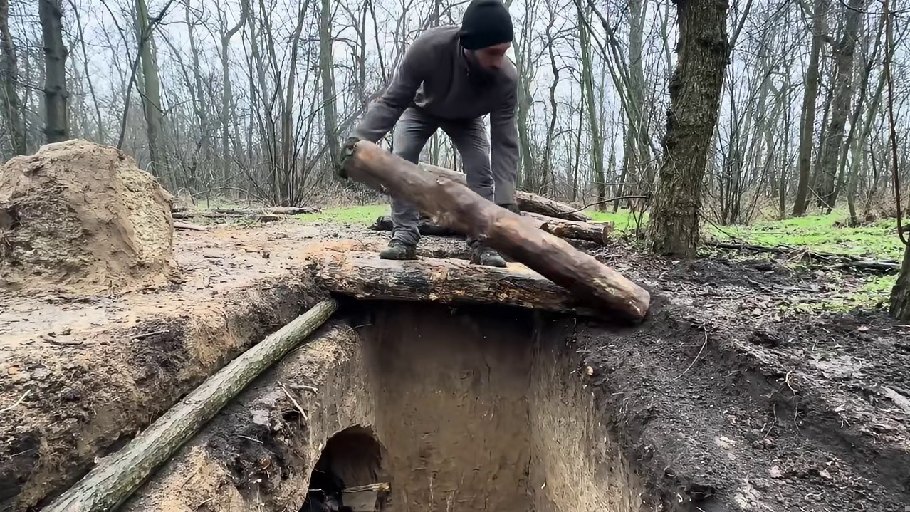 第2集：荒无人烟的野外，男人在野外搭建了舒适的荒野小屋