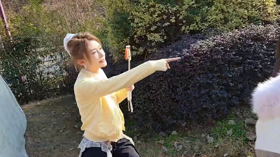 小忻土狗干架！金克丝不凡在旁拱火爆笑如雷