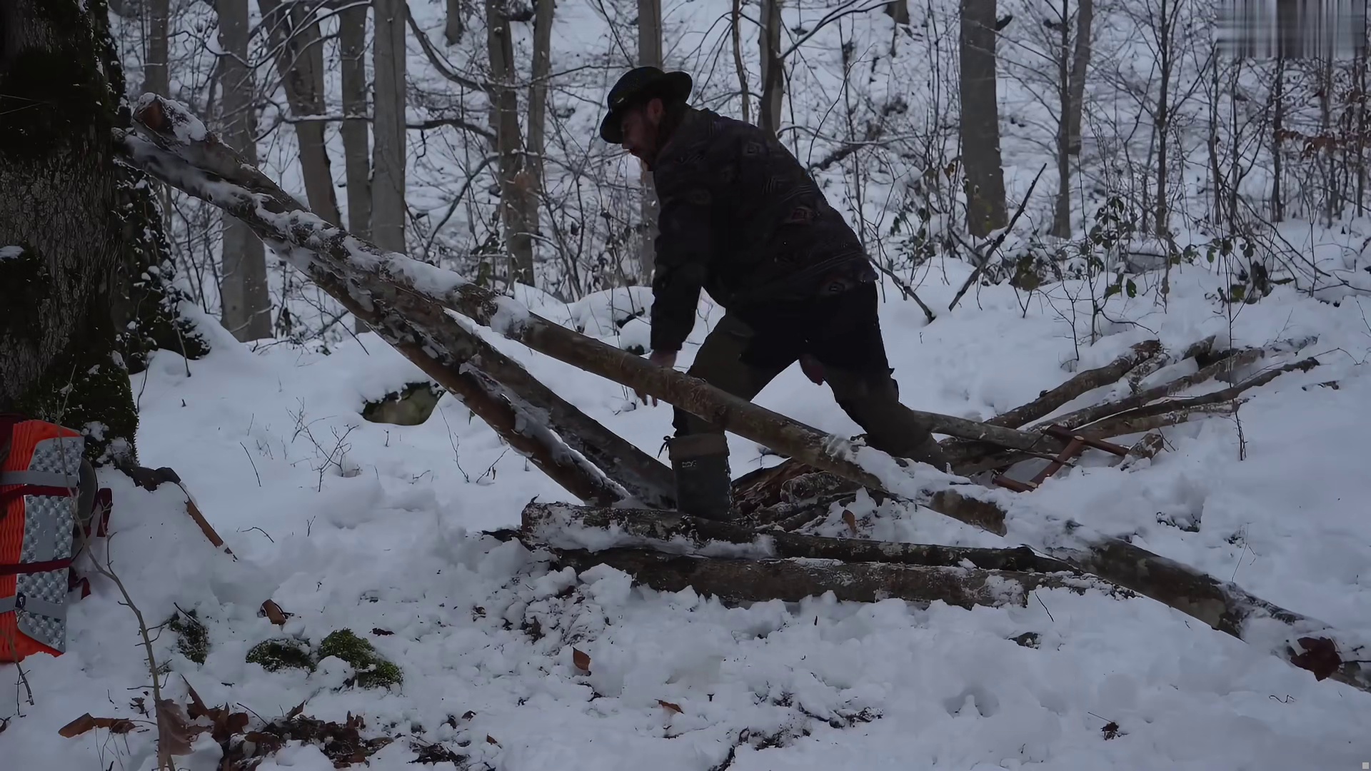在零下21度的暴雪天气中，带着狗宝来到野外露营 (1)