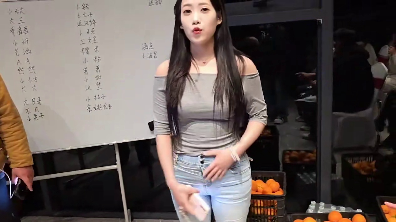 余姚姚展示绝技倒立一字马！弹幕刷屏好机会