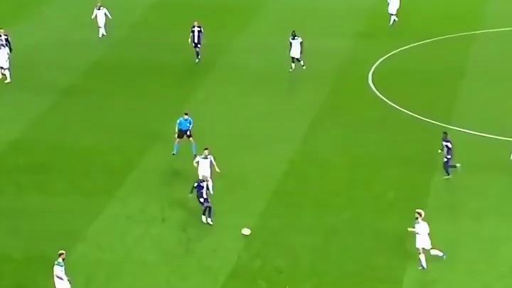 内马尔背身拉球，这招真防不住啊