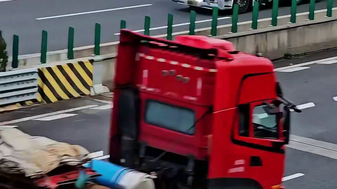 上DJ硬曲 杭广线上的王牌飞行员们开始表演喇叭闪灯操作 咧起来