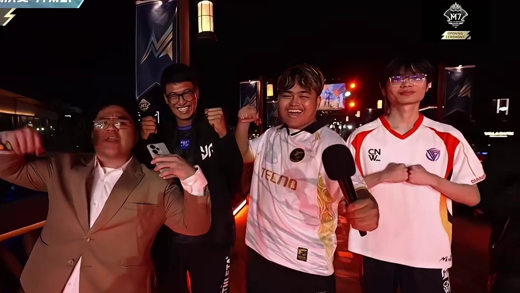 M7战队选手亮相开幕式，模仿迦多造型萌翻全场