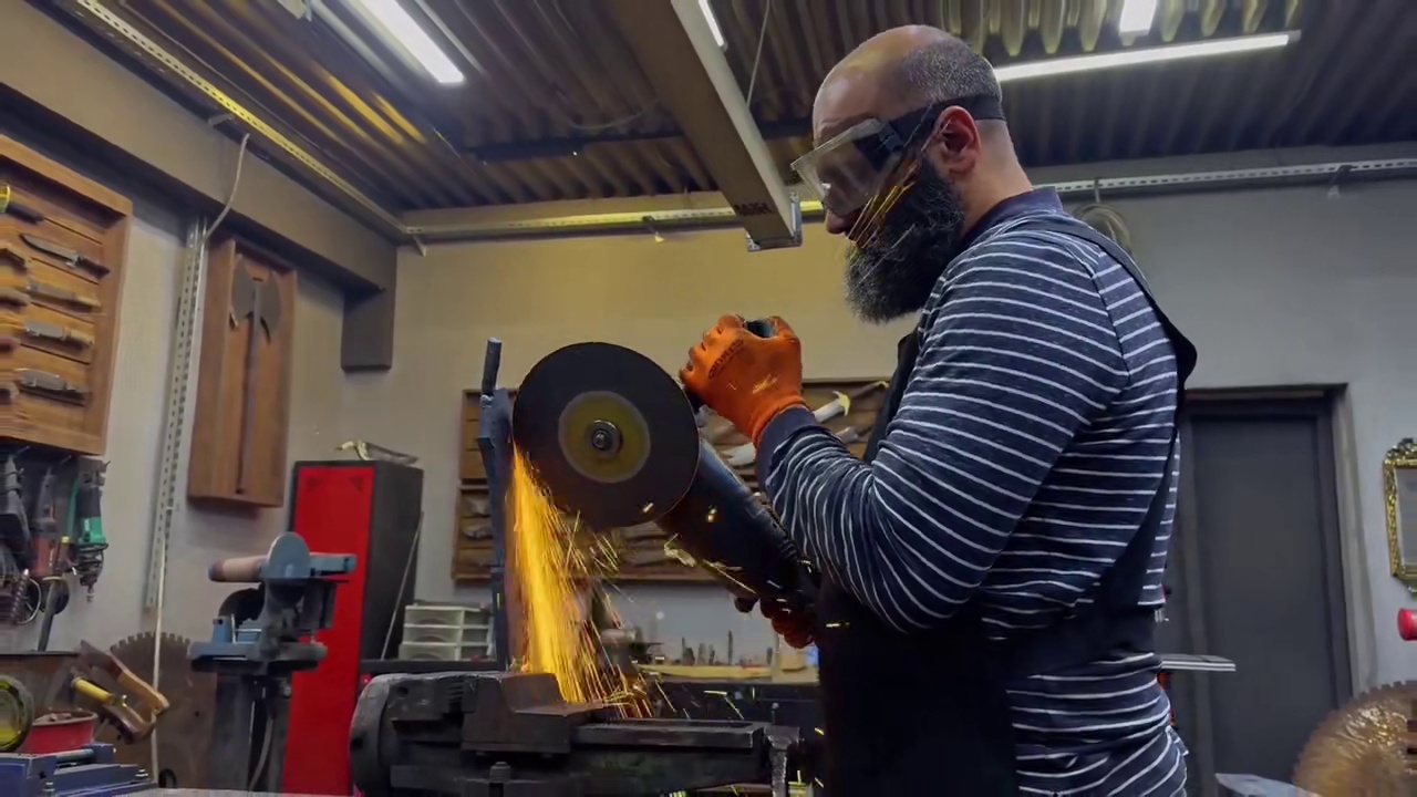 锻造一把装满钢球的刀，要的就是颗粒感