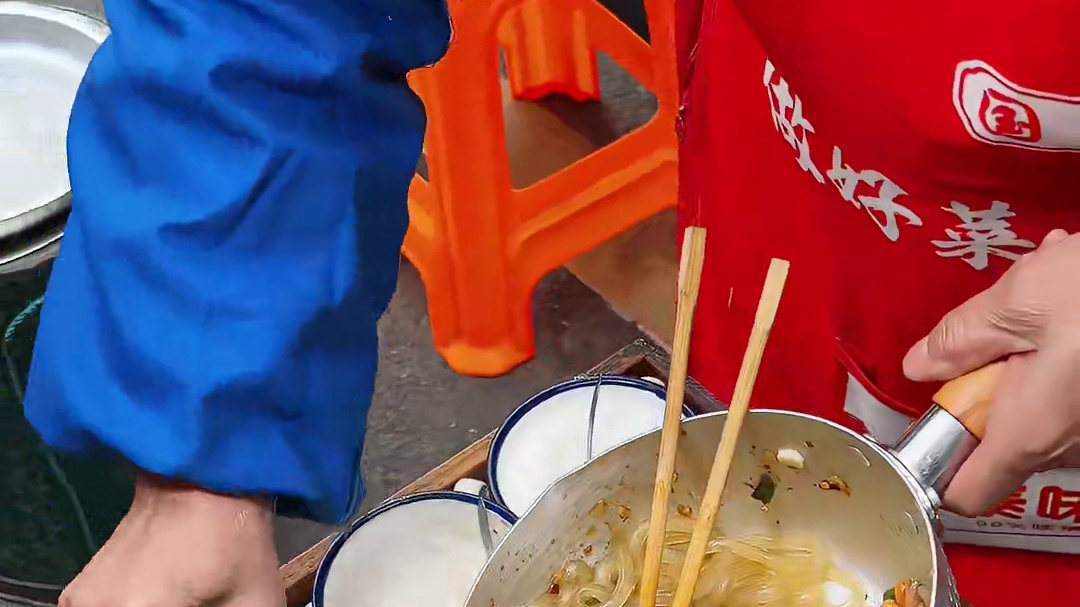 重庆街头酸辣粉，4元一份，这做法外地人吃不到