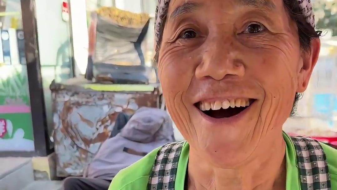 沈阳街头，心慈面善的鸡骨棒大姨