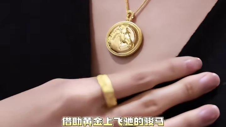 曼卡龙徐悲鸿联名发布会上演无人机骏马秀