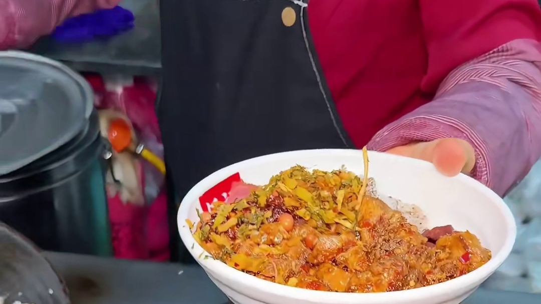 贵阳人的硬核早餐！老板说要一直泡在油里才好吃～