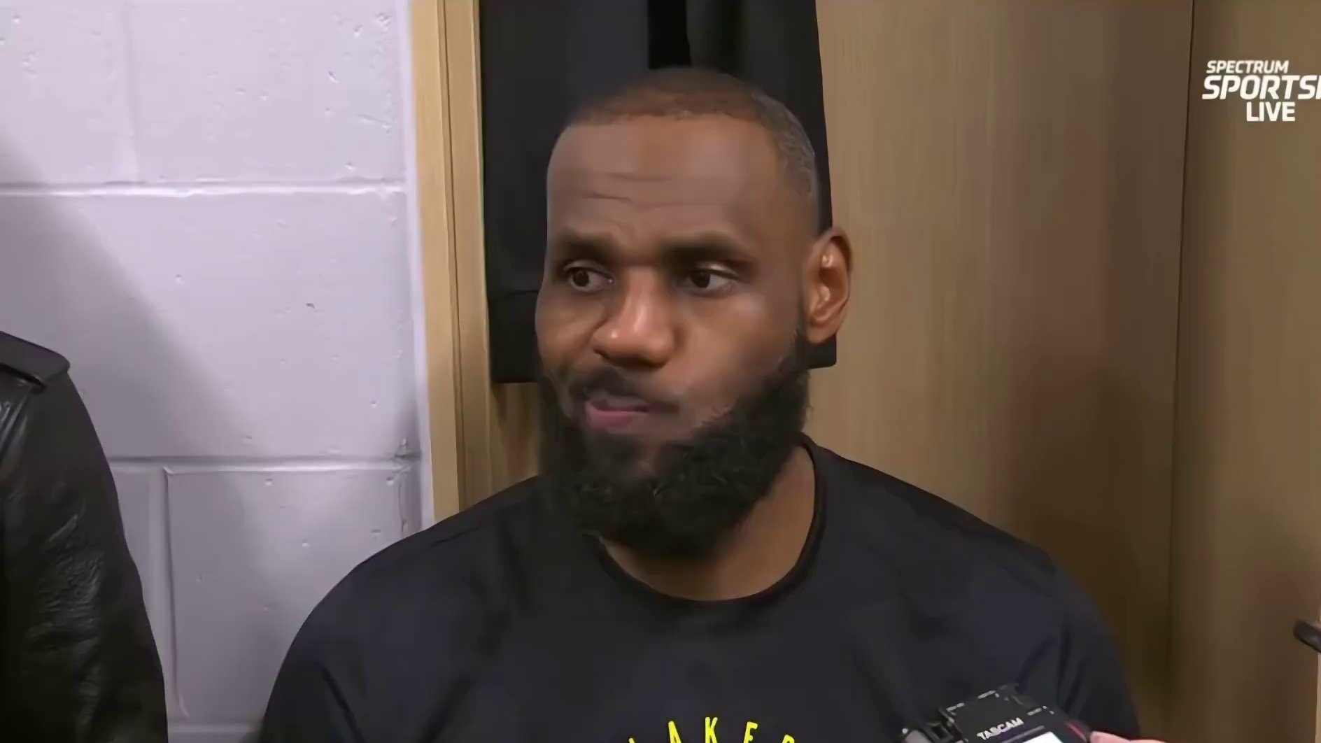 詹姆斯玩和平精英被不求人拳补！不求人不愧是拳补创始人