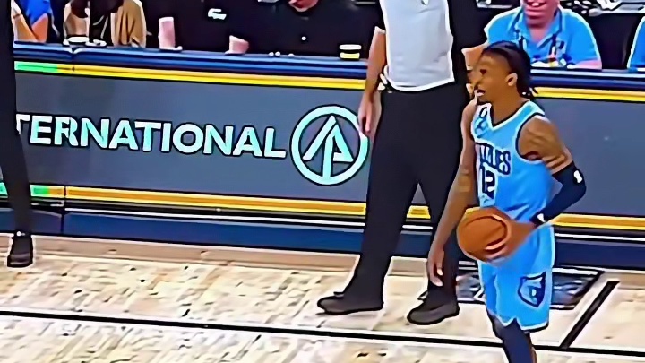 NBA惊险瞬间！故意滑球犯规！#篮球