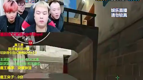 李思楠刚来园区参观，就看到了瘦子被刀