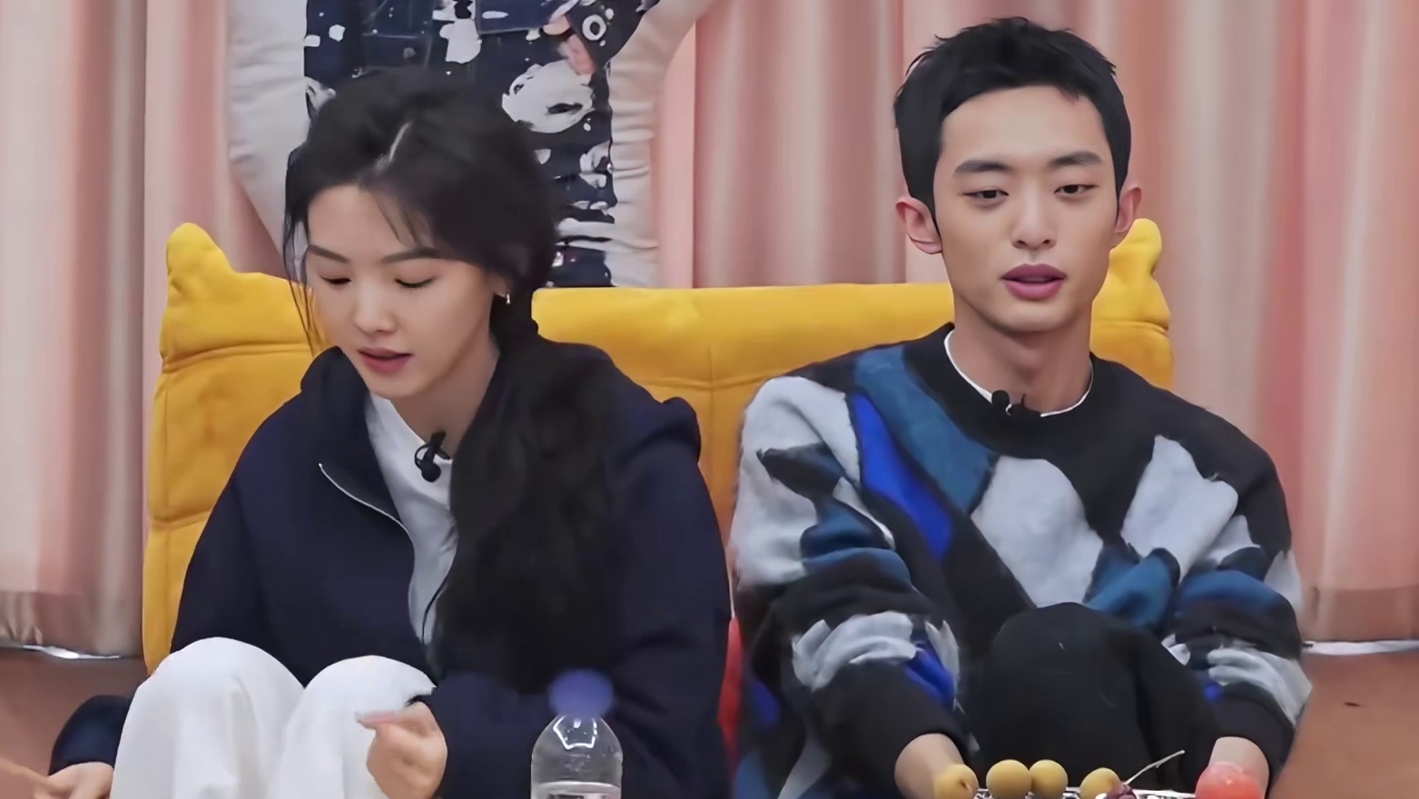 毛不易张着嘴亲？