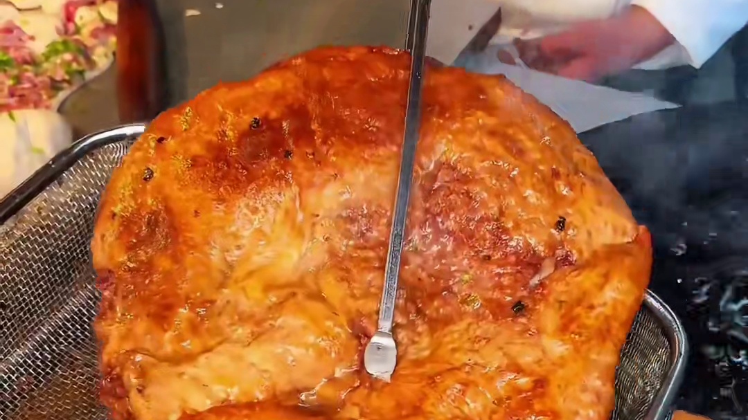 贵阳街头偶遇折耳根烤鸡蛋，吸着吃味道还不错～