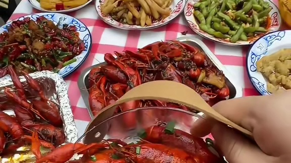 关于我在武大吃虾被路人围观这件事